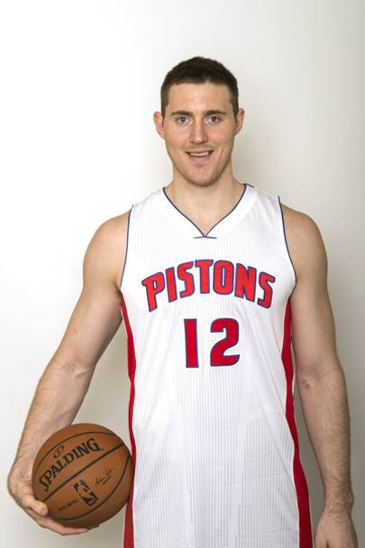 Aron Baynes, maglia numero 12 dei Detroit Pistons 